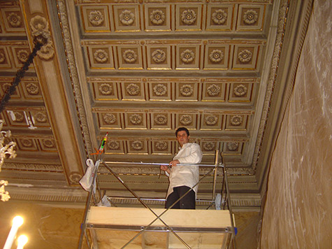 Andrea-Rosa-durante-il-restauro-del-soffitto-ligneo-a-cassettoni-e-della-fascia-perimetrale-del-salottino-giallo-all-interno-di-Palazzo-Chigi---Roma.