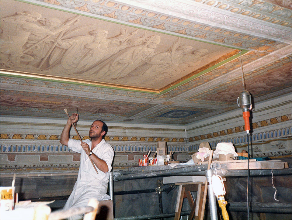 Milone-Francesco-durante-il-restauro-del-soffitto-della-Biblioteca-Privata-del-Papa---Vaticano---1988