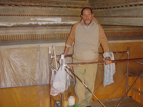 Milone-Francesco-durante-il-restauro-del-soffitto-ligneo-a-cassettoni-e-della-fascia-perimetrale-del-salottino-giallo-all-interno-di-Palazzo-Chigi---Roma.