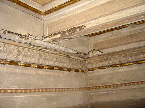 Particolare-del-restauro-del-soffitto-ligneo-a-cassettoni-e-della-fascia-perimetrale-del-salottino-giallo-all-interno-di-Palazzo-Chigi---Roma.