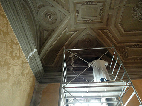 Restauro-di-parte-del-soffitto-e-imbotti-decorate-a-tempera---Palazzo-Chigi---Roma.